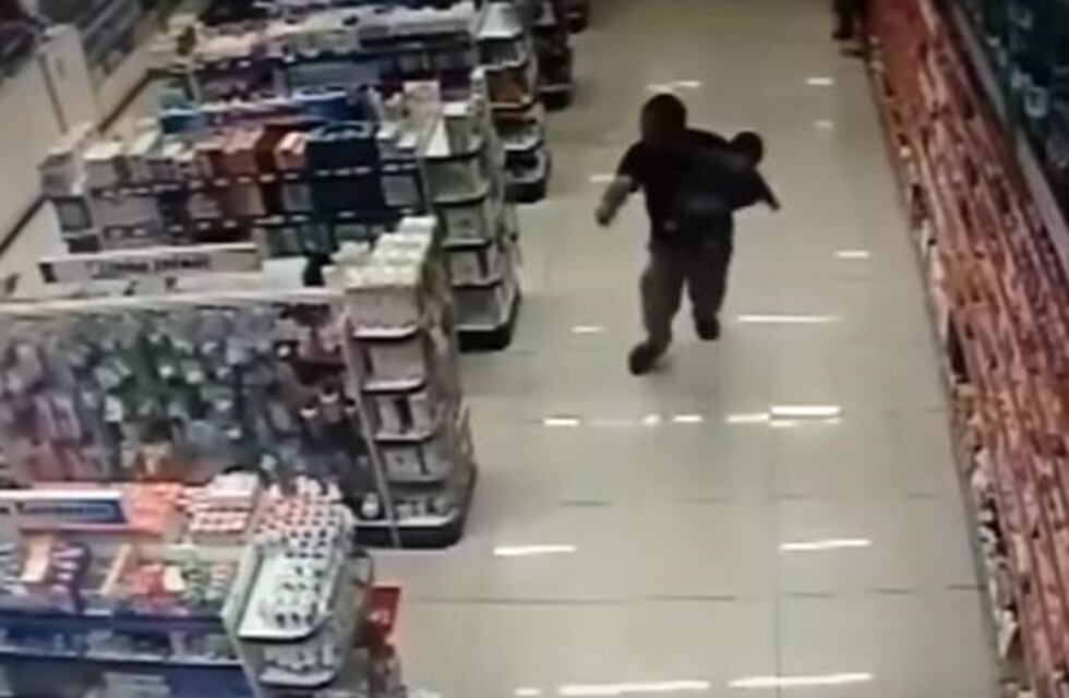 Viral: Un policía brasileño mató a dos ladrones con su hijo en brazos