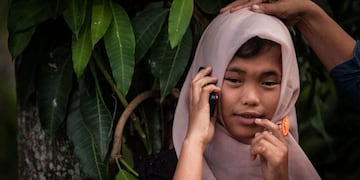 niña reencuentro con su familia biologica despues de 10 años desaparecida desaparicion luego del tsunami \r\n\r\nMEULABOH (INDONESIA), 07/08/2014\u002E- Raudhatul Jannah, de 14 años, habla por teléfono hoy, jueves 7 de agosto de 2014, después de encontrarse con su madre tras perderse después de un tsunami hace 10 años, en Meulaboh, Aceh (Indonesia)\u002E Raudhatul Jannahi encontrpo a su familia después de haber estado perdida durante 10 años por el tsunami, siendo rescatada por un pescador en el Océano Índico en diciembre de 26 de 2004\u002E EFE/Achwa Nussa/Sijori Images indonesia Raudhatul Jannah niña perdida luego del tsunami reencuentro de la chica con su familia biologica niña fue cuidada por una gente que la encontro