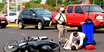 El gobernador asistió a una motociclista que despistó en Posadas