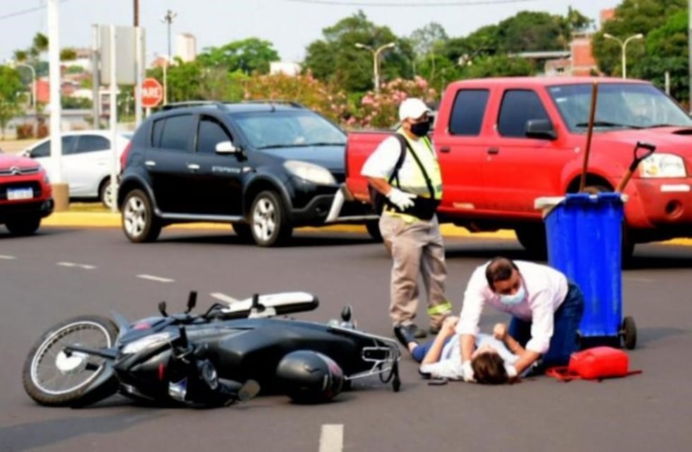 El gobernador asistió a una motociclista que despistó en Posadas