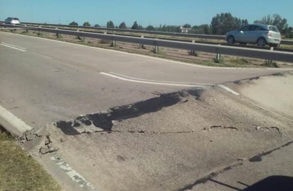 Circular con precaución: debido al calor se levantó el asfalto en la ruta 3