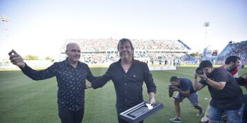 Jorge Franceschi, presidente de Belgrano, recibió al técnico con una plaqueta\u002E