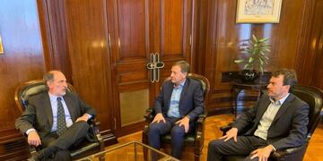 El gobernador Suárez y el ministro Nieri durante la reunión que mantuvieron en enero con el titular del Banco Nación, Eduardo Hecker