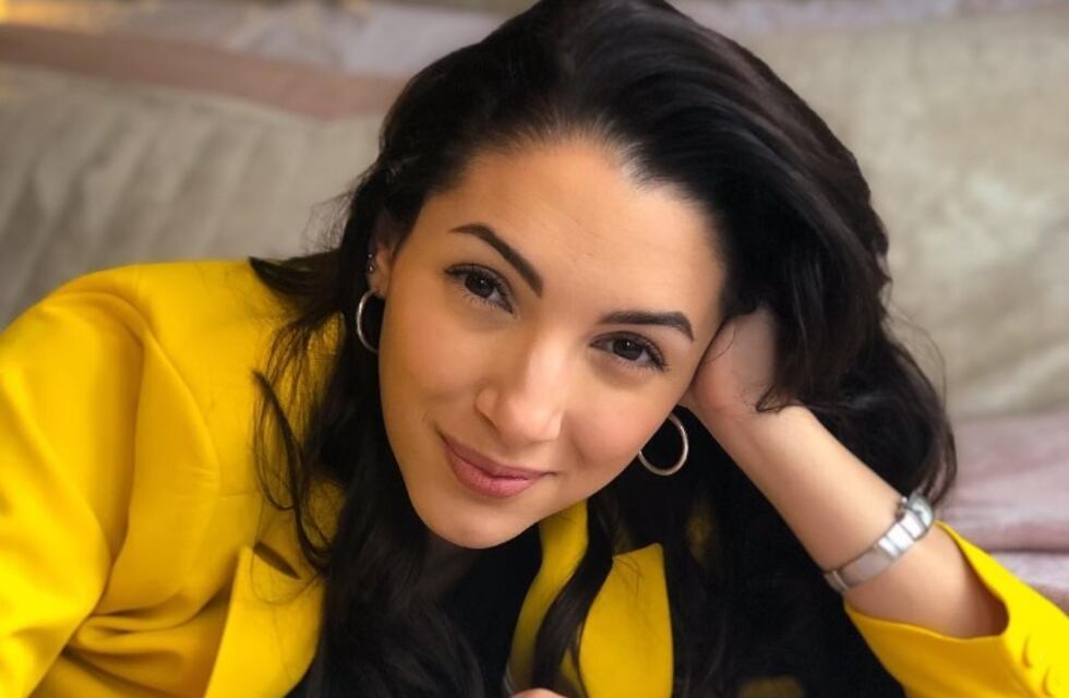 Thelma Fardín sorprendió a sus seguidores posando en la pileta con una malla enteriza fucsia