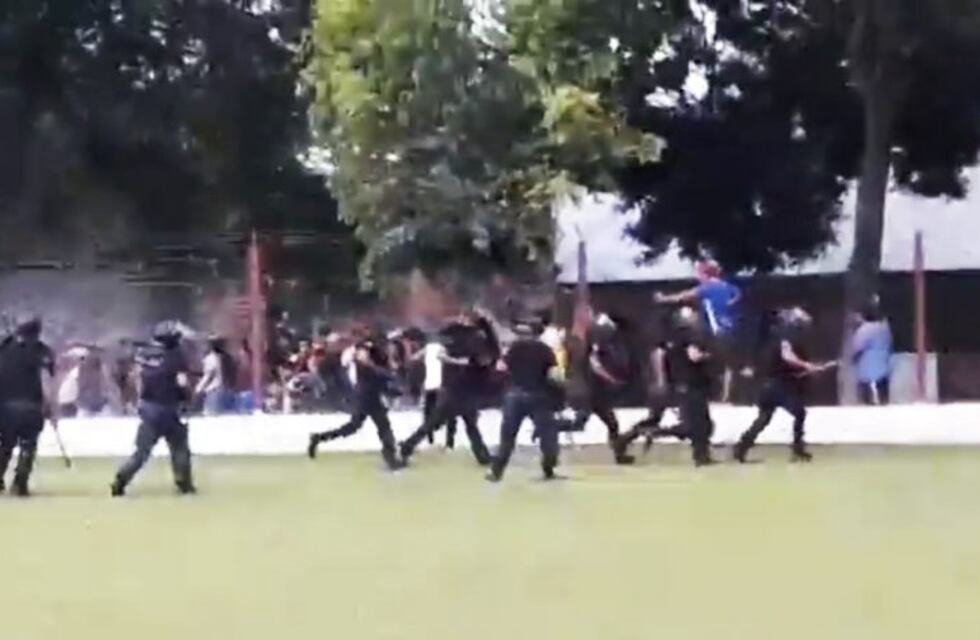 Violencia en el fútbol: casi 50 hinchas detenidos y ocho policías lesionados