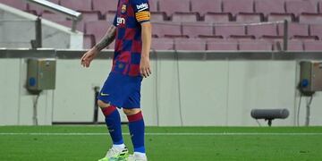 Barcelona's Argentine forward Lionel Messi walks off the pitch at the end of the Spanish League football match between FC Barcelona and Club Atletico de Madrid at the Camp Nou stadium in Barcelona on June 30, 2020\u002E (Photo by LLUIS GENE / AFP)