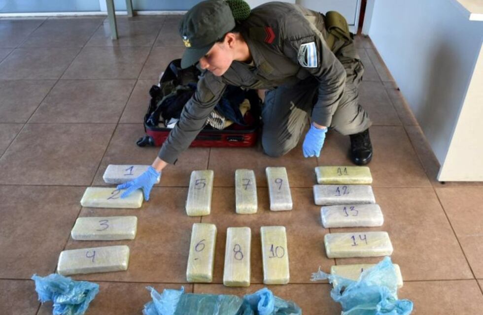 Narco bondi: detuvieron a una mujer que viajaba a Rosario con droga en su valija