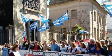 Los docentes correntinos marcharon frente al Ministerio de Educación\u002E (Foto: El Litoral)