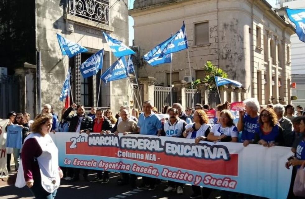 Docentes correntinos se manifestaron frente al Ministerio de Educación