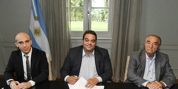El ministro Traica, junto a las partes involucradas en el acuerdo\u002E