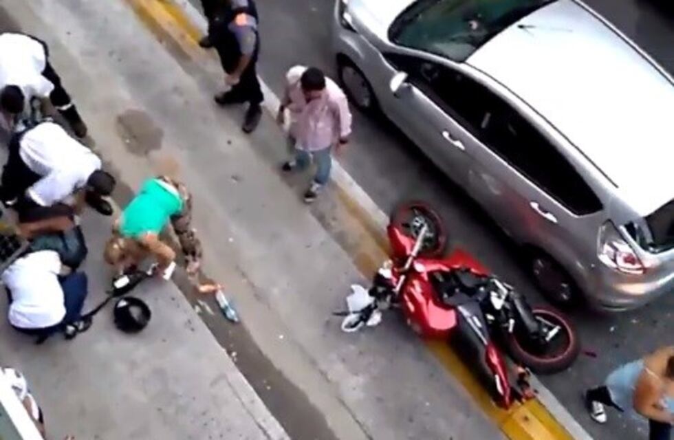 Un joven de 28 años terminó internado luego de intentar pasar por una ciclovía con su moto