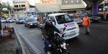 Controles de tránsito en el Puente Pueyrredón este lunes 1 de junio de 2020, día en el que debuta el nuevo permiso único de circulación en Capital Federal y provincia de Buenos Aires\u002E (Clarín)
