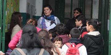 Siete maestras no asisten más a las aulas de la Escuela Primera N° 55 de La Plata tras haber sido amenazadas de muerte por el padre de un alumno\u002E