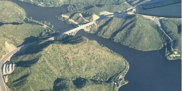 Desde un avión, el puente José Manuel de la Sota de la futura autovía de Montaña de Punilla\u002E (Foto Marcelo Rizzi)