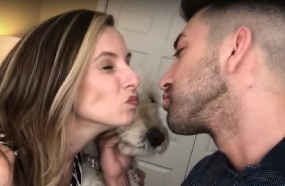 El youtuber que besó a su hermana redobló la apuesta: ahora lo hizo con su mamá