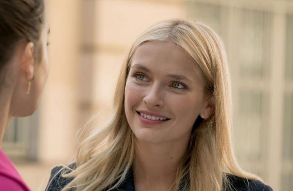 Camille Razat, la actriz francesa de "Emily en París" que cautiva con su estilo