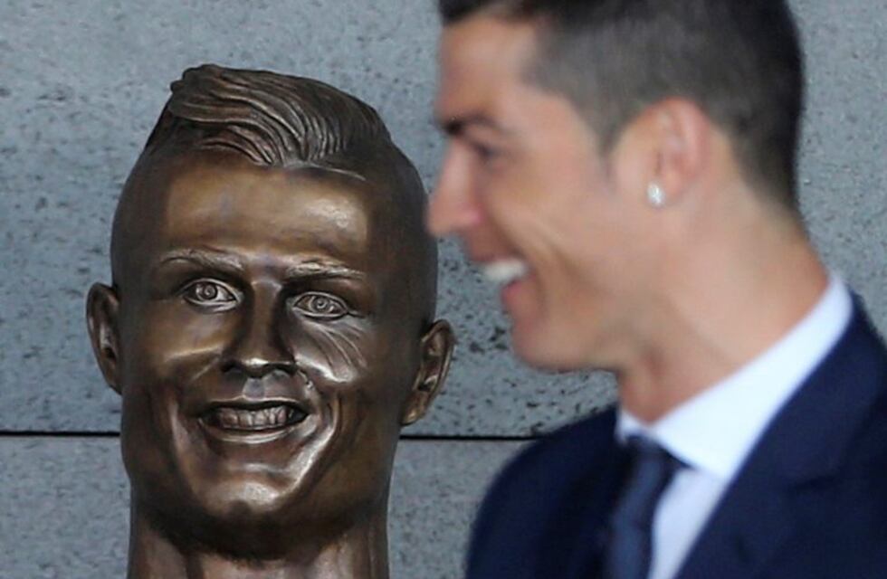Le hicieron un busto a Cristiano Ronaldo y en las redes estallaron los memes