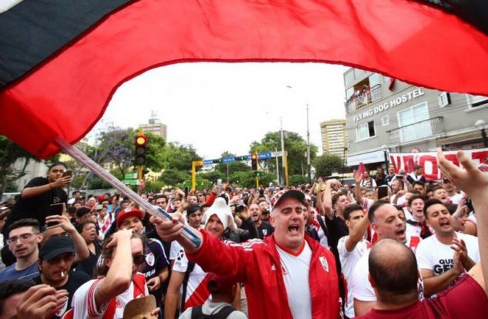 Banderazo de River en Lima: los hinchas tiñieron de rojo y blanco la ciudad