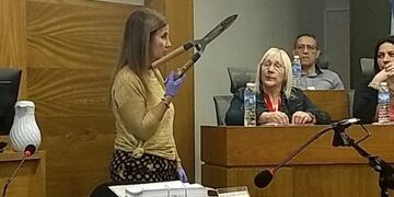 La fiscal Laura Battistelli exhibió la tijera de podar que usó Brenda Barattini\u002E