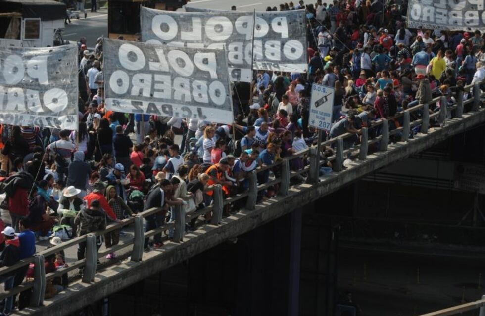 Un manifestante se cayó desde cinco metros de altura en la Autopista 9 de Julio