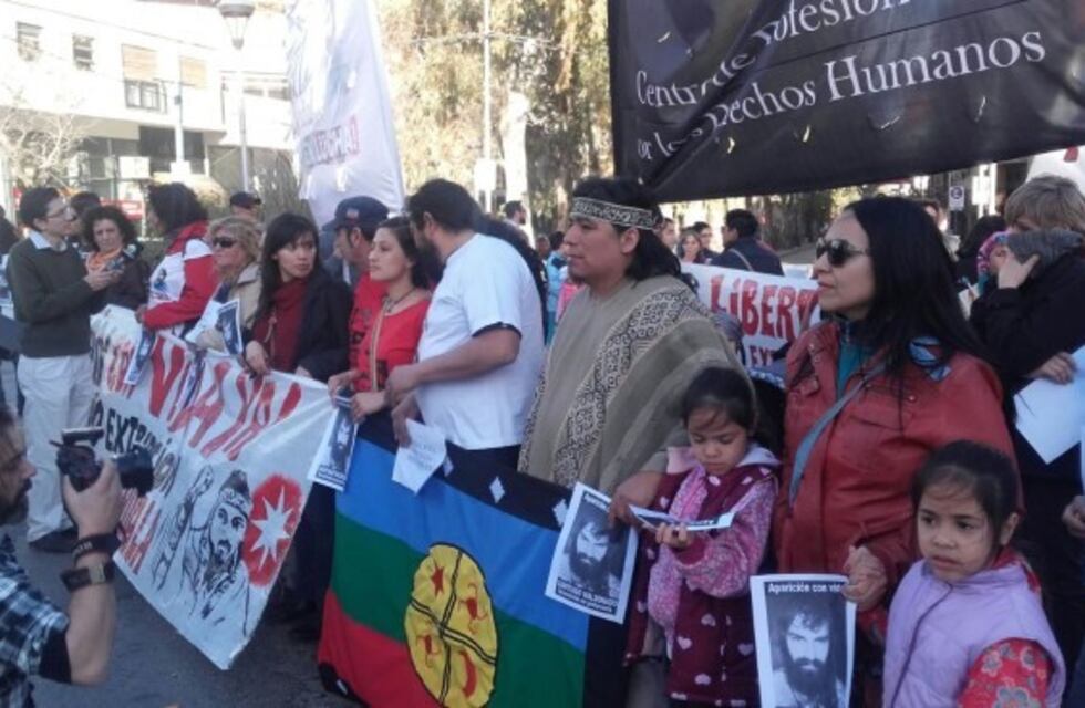 En las calles de Neuquén tambien se pide por Santiago Maldonado