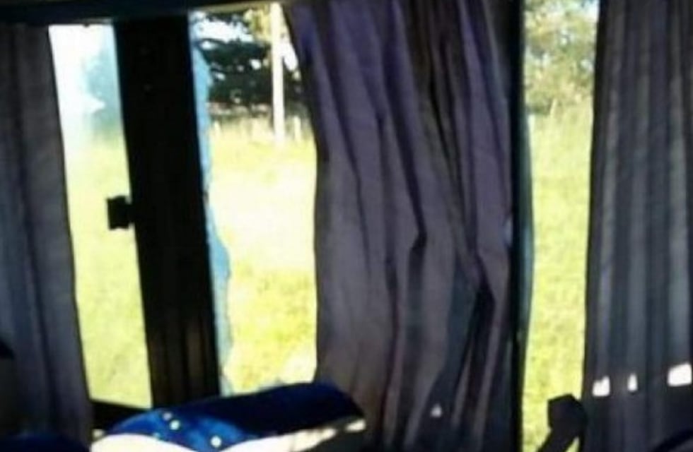 Atacaron a piedrazos un micro de Costa Azul que trasladaba a niños