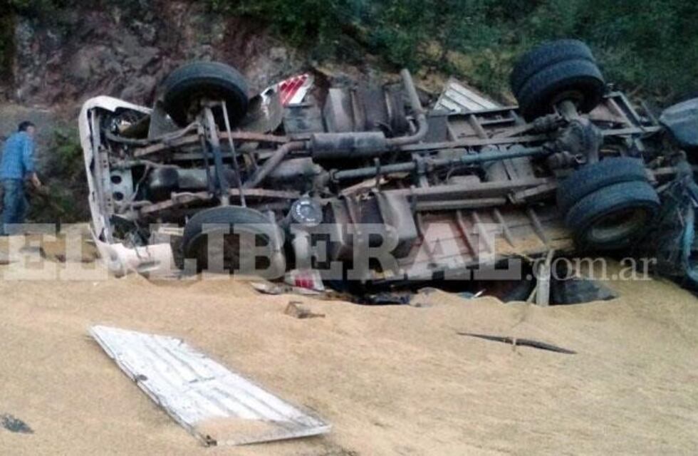 Los Cerrillos: Un camión volcó de manera impactante y murieron tres personas