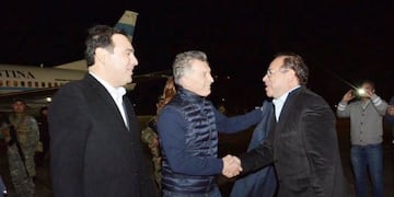 Mauricio Macri llegó a Corrientes y fue recibido por el Gobernador y el Intendente