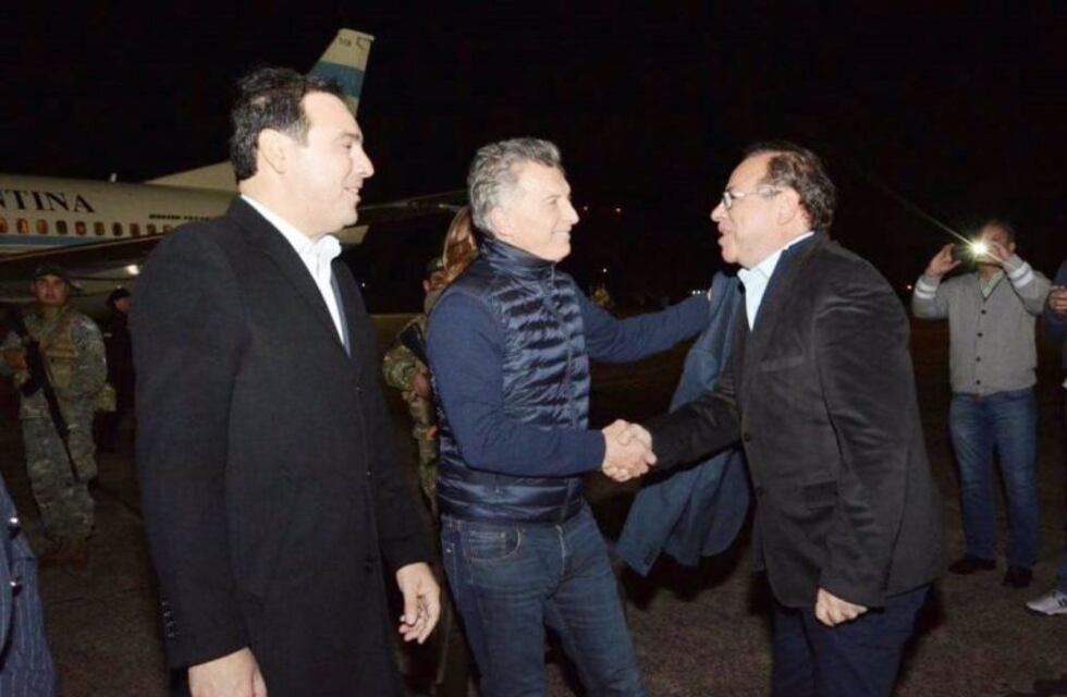 Mauricio Macri llegó a Corrientes y fue recibido por el Gobernador y el Intendente