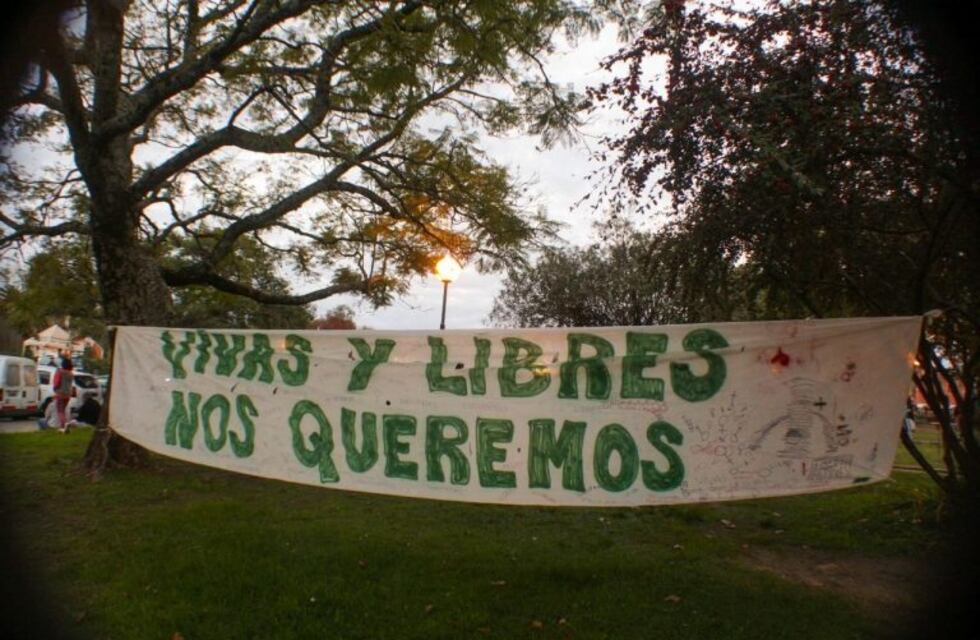 "Basta de femicidios y travesticidios" Gualeguaychú se moviliza
