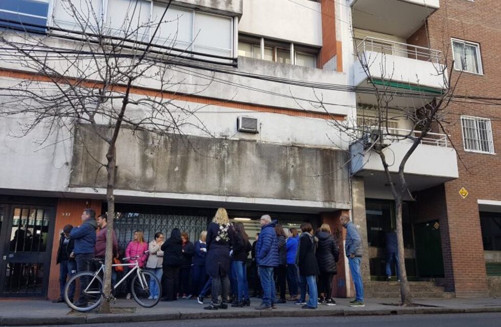 Por el acampe vecinos de España al 500 piden el traslado de Desarrollo Social