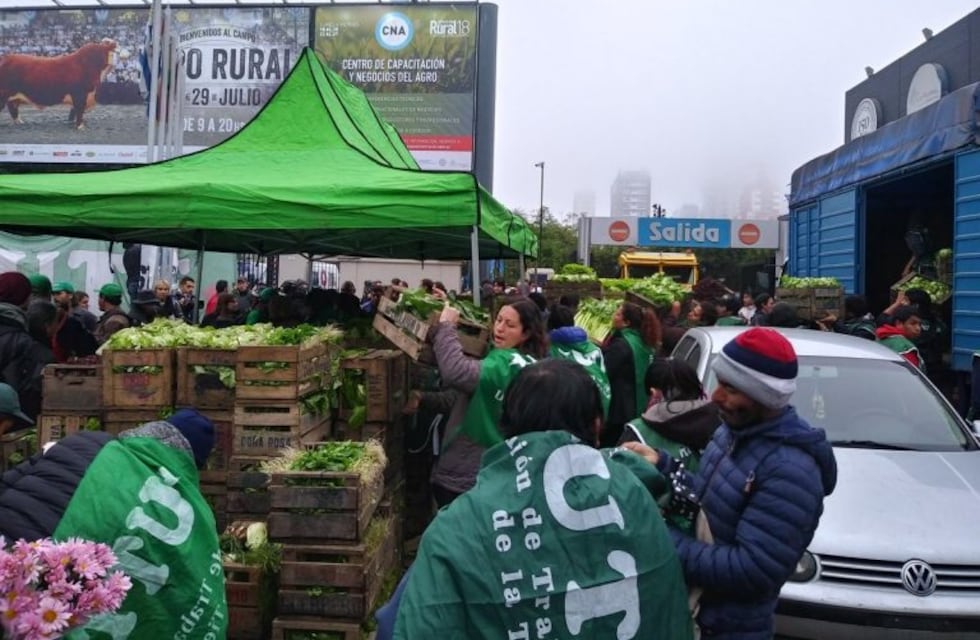Productores agrícolas realizaron un "verdurazo" frente a La Rural
