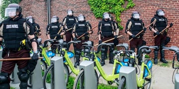 State Patrol Police officers block a road on the fourth day of protests on May 29, 2020 in Minneapolis, Minnesota\u002E - Five hundred National Guard soldiers and airmen have been deployed in the northern US cities of Minnesota and St\u002E Paul after three nights of violent protests over the police killing of a black man, the force said Friday\u002E \