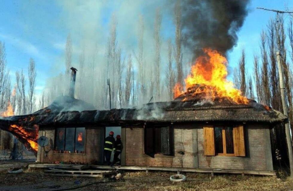 Malargüe: un vecino rescató a una nena de una vivienda en llamas