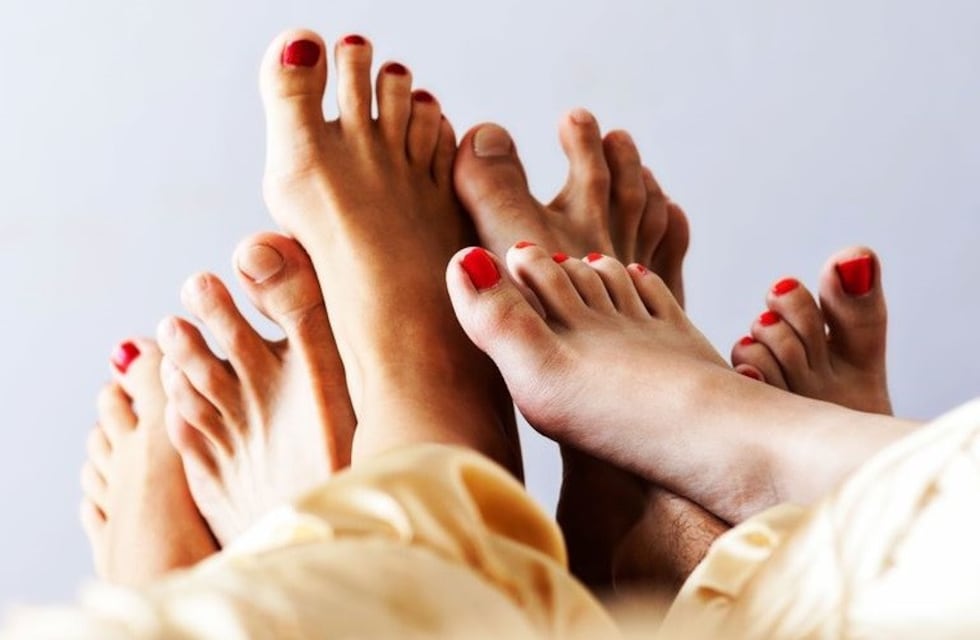 Su esposa le pidió hacer un trío como regalo de cumpleaños y él se lo cumplió