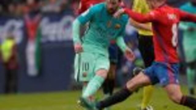 Football Soccer - Osasuna v Barcelona - Spanish La Liga Santander - El Sadar, Pamplona, Spain - 10/12/2016 Barcelona's Lionel Messi fights for the ball with Osasuna's Goran Causic. REUTERS/Vincent West