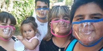 Tapabocas transparentes - personas Sordas y oyentes\u002E \nCrédito: SEA ONG