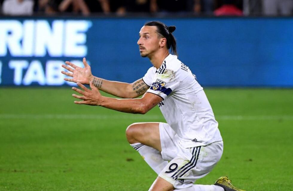 Zlatan Ibrahimovic generó polémica realizando un gesto obsceno hacia la tribuna