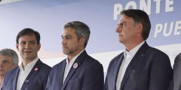 Mario Abdo Benítez y Jair Bolsonaro durante el acto de colocación de la piedra fundamental del nuevo puente internacional sobre el Paraná\u002E (portal)