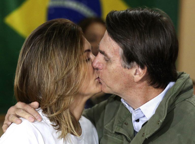 Michelle Bolsonaro junto a su marido (EFE/EPA/RICARDO MORAES / POOL)