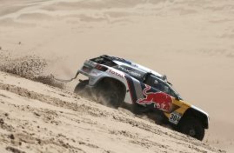 Espectacular vuelco y abandono de Carlos Sainz en el Dakar 2017