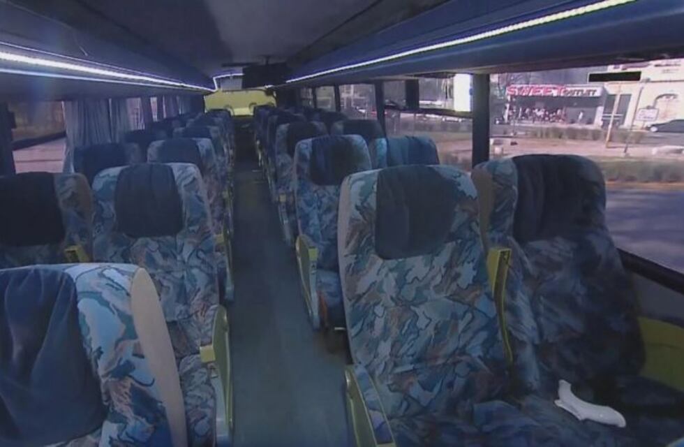 Un micro solidario asiste a las personas en situación de calle en Parque Centenario