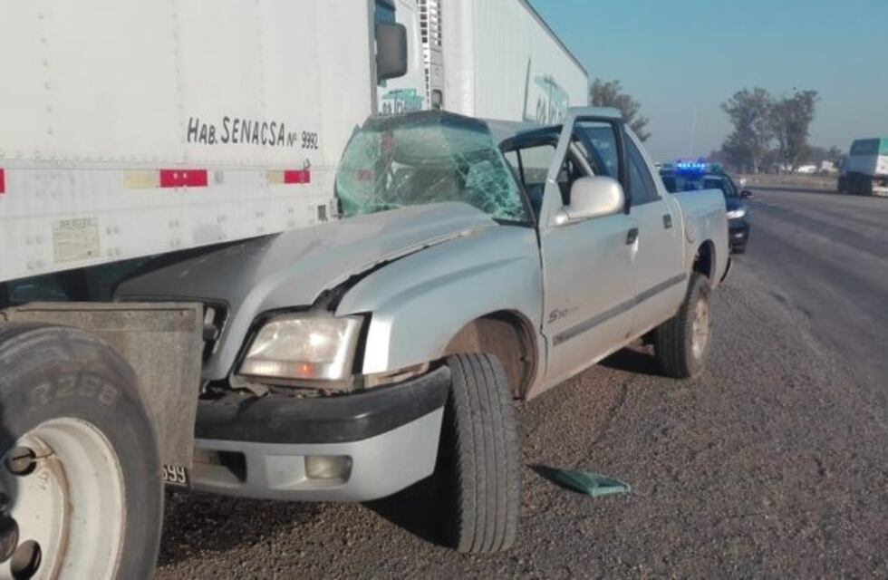 Una camioneta terminó debajo de un camión y su conductor se salvó de milagro