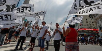 BAS001. BUENOS AIRES (ARGENTINA) 21/02/2017.- Miembros de la organizaciu00f3n Barrios de Pie realizan hoy, martes 21 de febrero de 2017, una protesta en los alrededores del Obelisco en Buenos Aires (Argentina). Barrios de Pie organiza una jornada de protestas