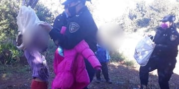 La policía entregó abrigos y alimentos a una familia vulnerable en Gobernador Roca
