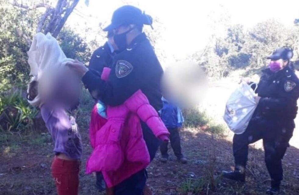 La policía entregó abrigos y alimentos a una familia vulnerable en Gobernador Roca