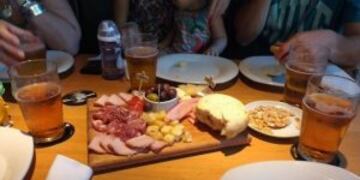 La informaciu00f3n sobre el menu00fa deberu00e1 estar impresa con la misma letra y tamau00f1o.