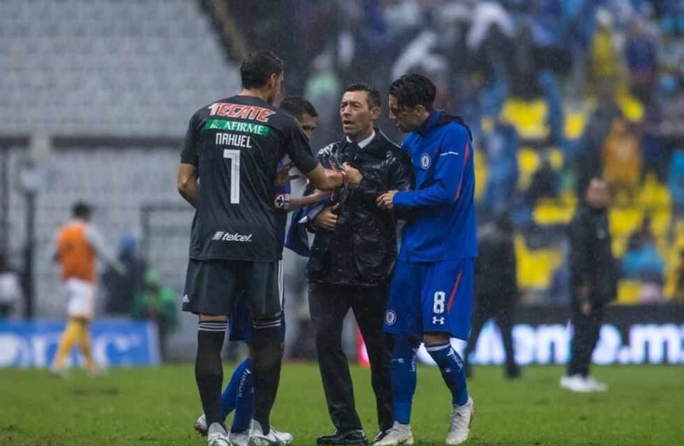 El "Patón" Guzmán tildó de "bobo" a un DT rival en medio de la conferencia de prensa