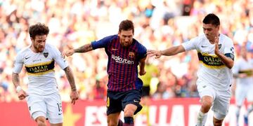 TOPSHOT - Barcelona's Argentinian forward Lionel Messi (C) challenges Boca Juniors' Uruguayan midfielder Nahitan Nandez (L) and Boca Juniors' Argentinian defender Paolo Goltz during the 53rd Joan Gamper Trophy friendly football match between Barcelona and Boca Juniors at the Camp Nou stadium in Barcelona on August 15, 2018\u002E (Photo by Josep LAGO / AFP)
