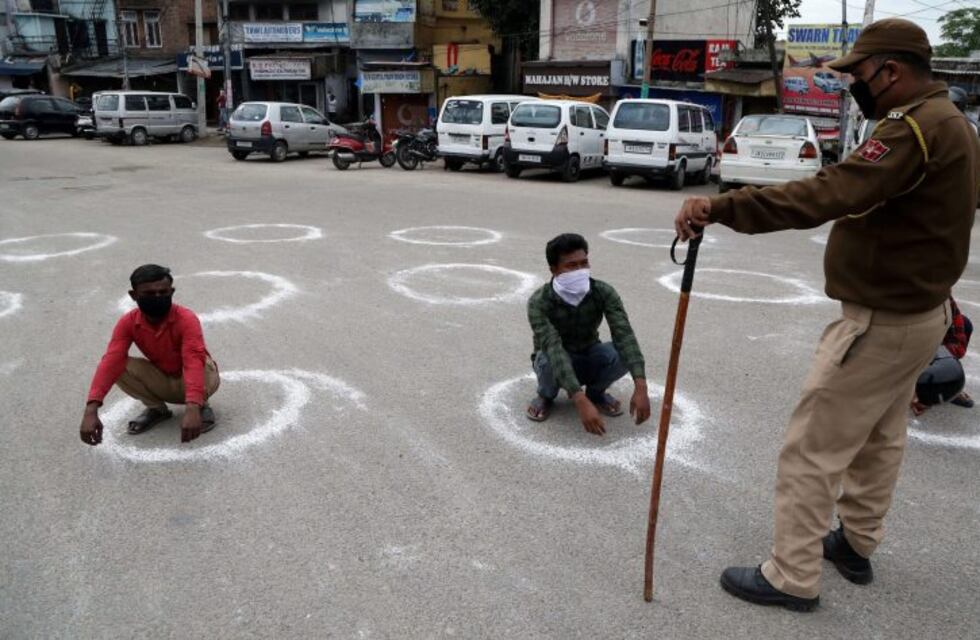 India: uniformados torturan a quienes incumplen con la cuarentena